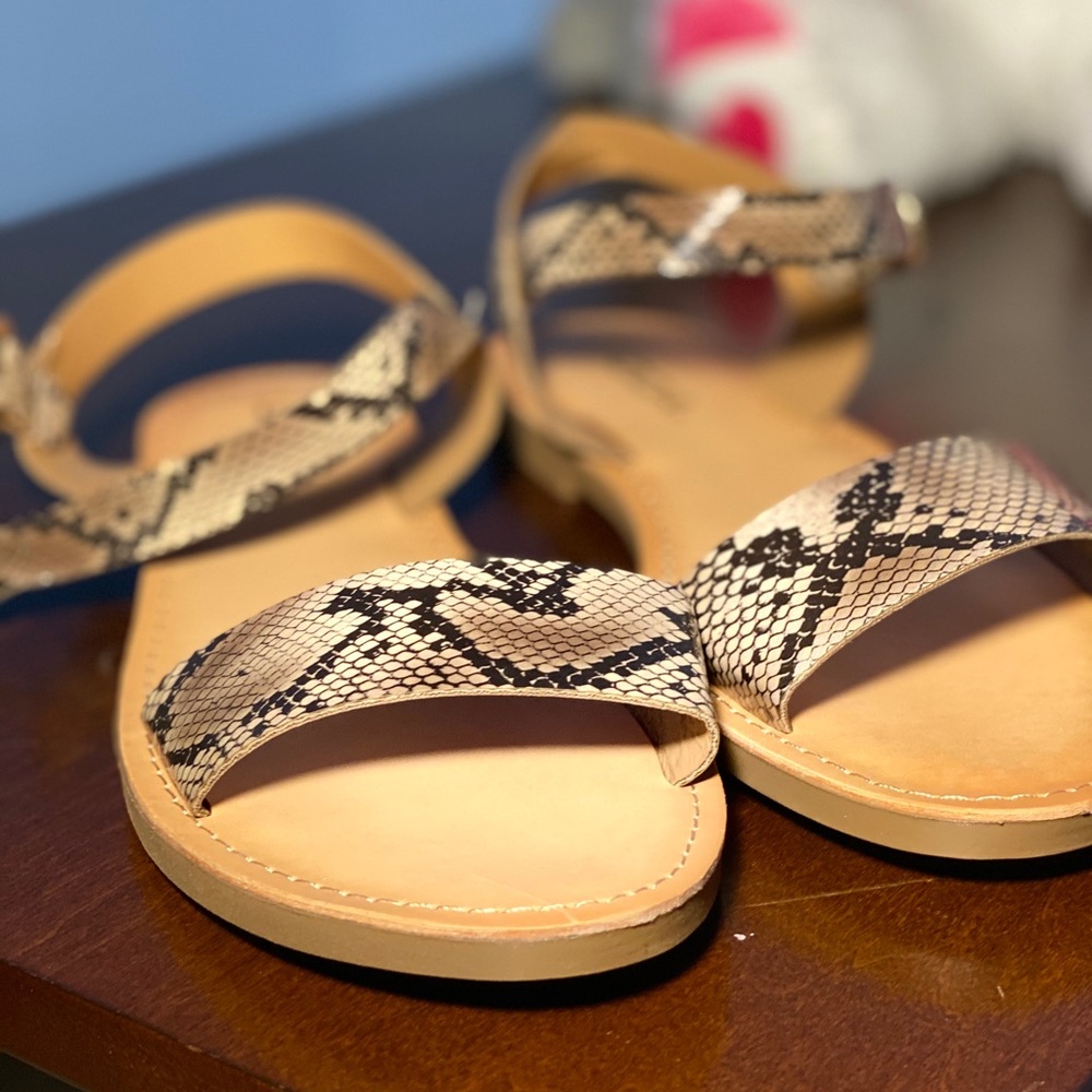 Snake pattern Sandals - Picture 2 of 4